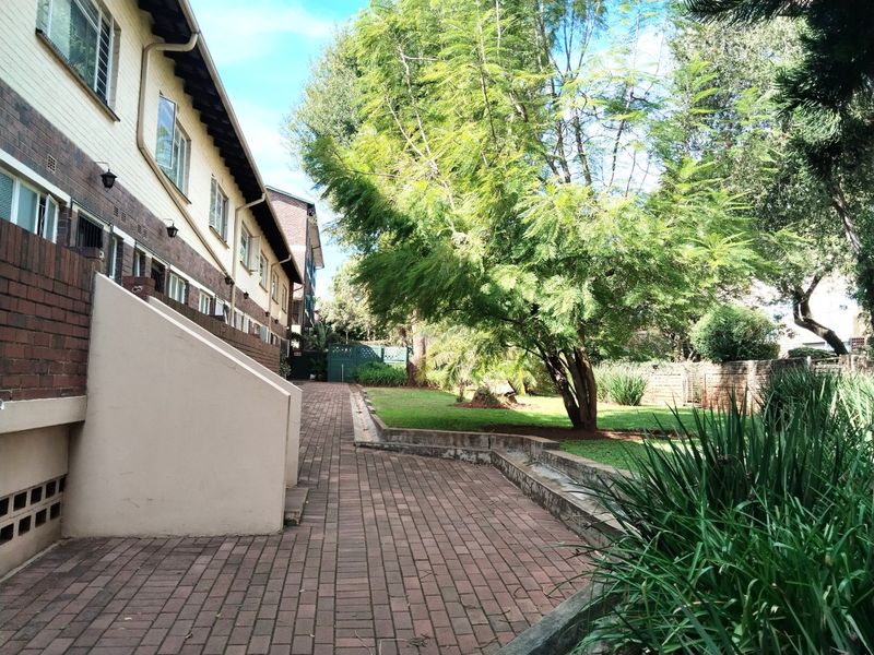 Cozy Townhouse in Windsor East with Garden and secure parking - Photo 2