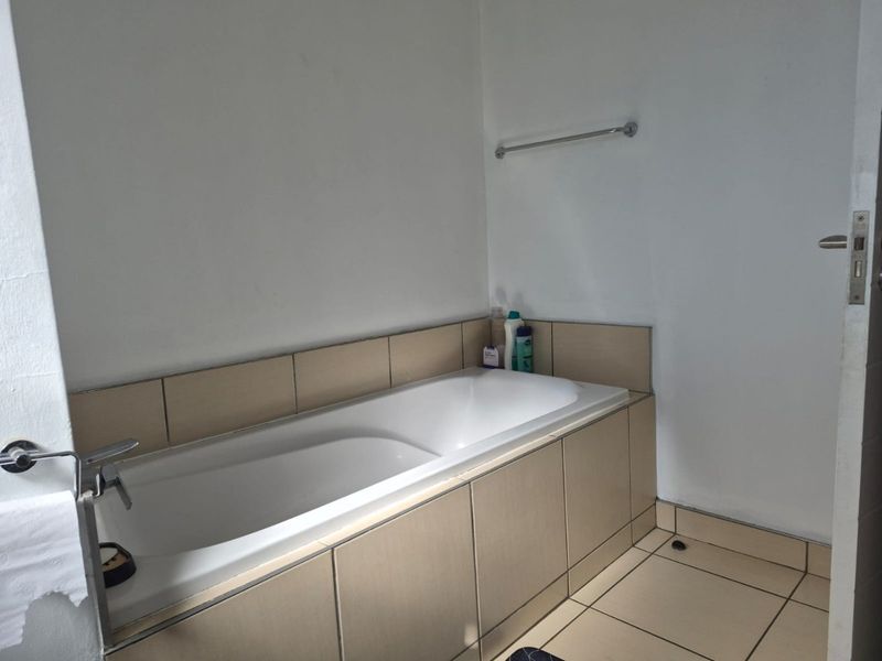 Modern 1 Bedroom Apartment  For Sale in The Heights, Halfway Gardens, Midrand  - Photo 9