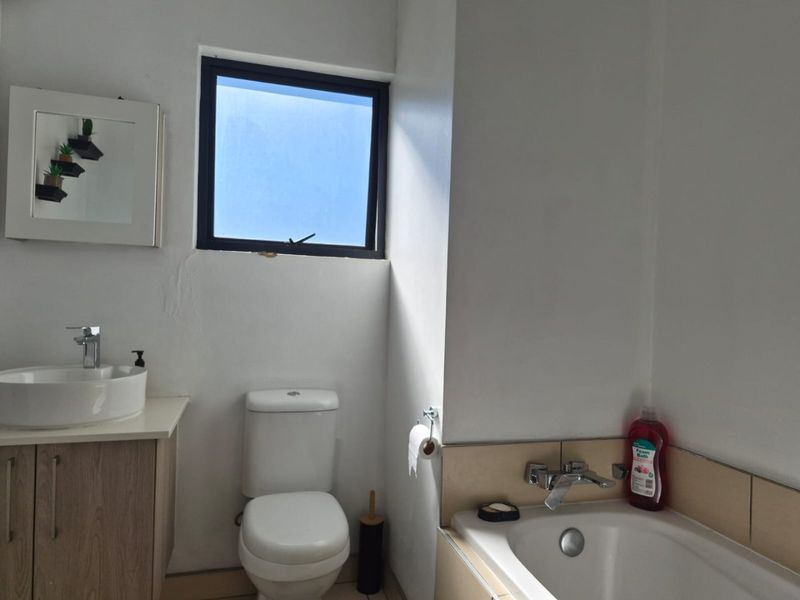 Modern 1 Bedroom Apartment  For Sale in The Heights, Halfway Gardens, Midrand  - Photo 8