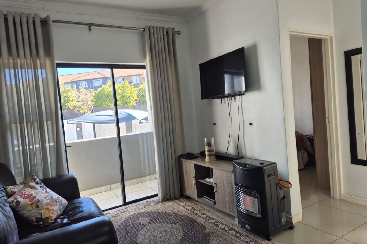 Modern 1 Bedroom Apartment  For Sale in The Heights, Halfway Gardens, Midrand  - Photo 4