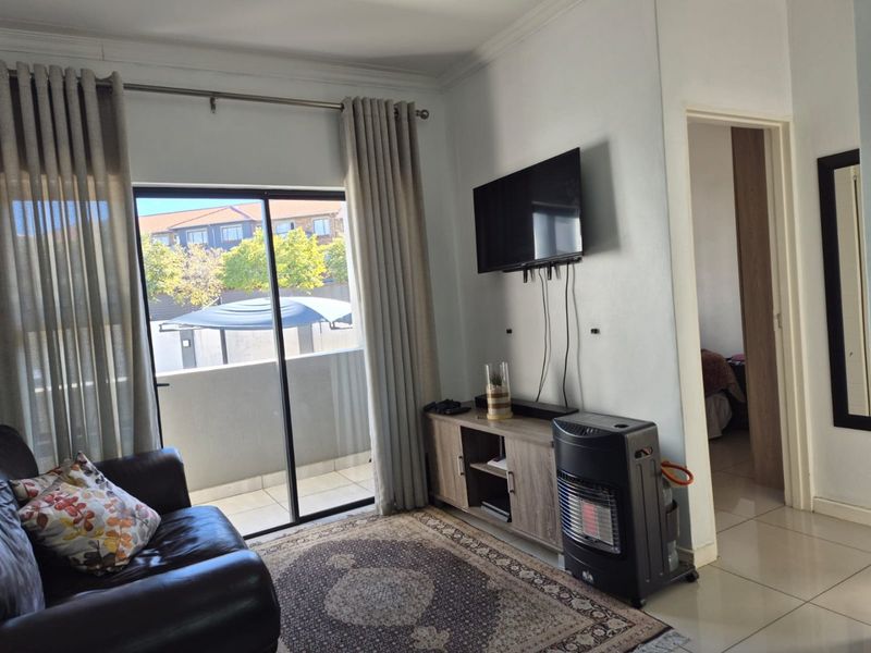 Modern 1 Bedroom Apartment  For Sale in The Heights, Halfway Gardens, Midrand  - Photo 4