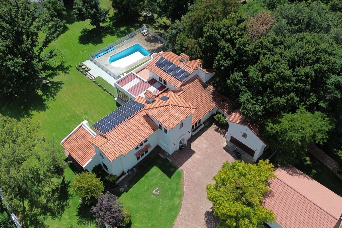 Exclusive Luxury Family Residence on Expansive Grounds with a Private Tennis Court - Photo 2