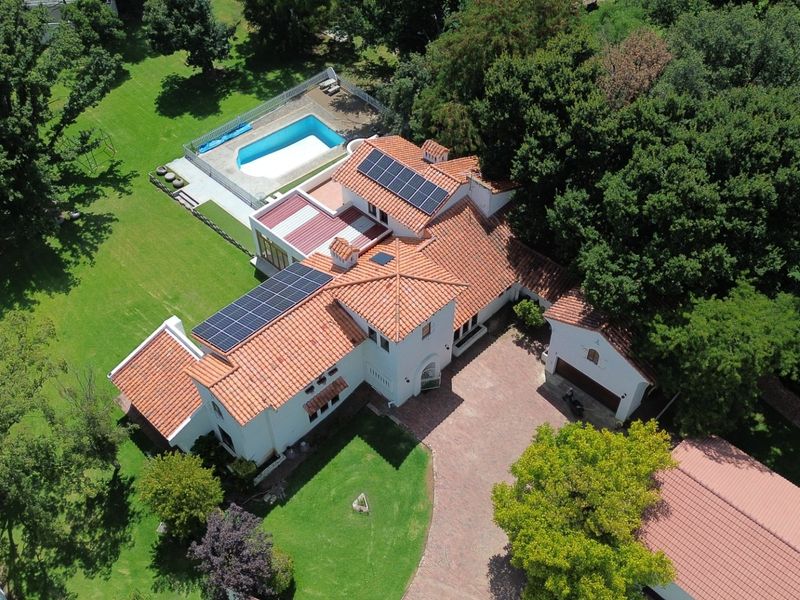 Exclusive Luxury Family Residence on Expansive Grounds with a Private Tennis Court - Photo 2