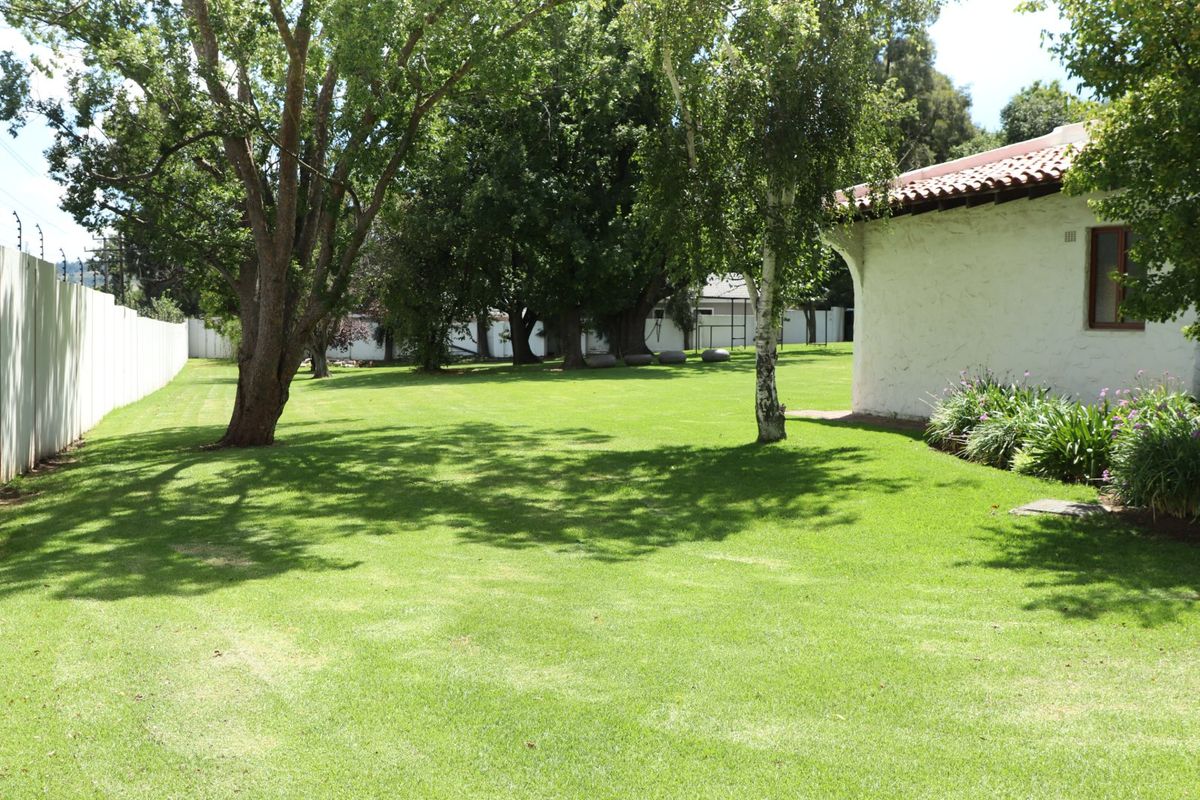 Exclusive Luxury Family Residence on Expansive Grounds with a Private Tennis Court - Photo 3