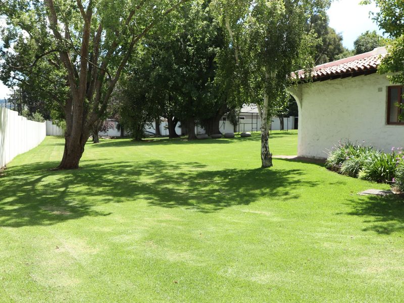 Exclusive Luxury Family Residence on Expansive Grounds with a Private Tennis Court - Photo 3