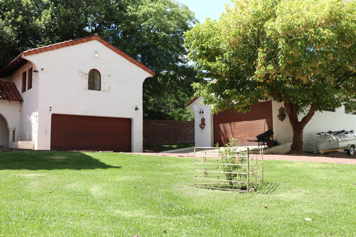 Exclusive Luxury Family Residence on Expansive Grounds with a Private Tennis Court - Photo 5