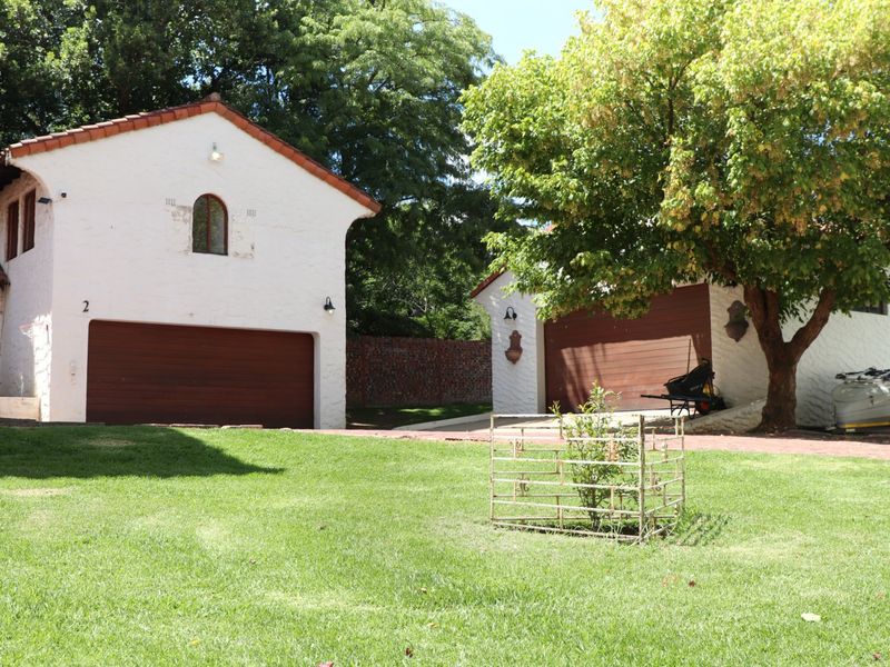 Exclusive Luxury Family Residence on Expansive Grounds with a Private Tennis Court - Photo 5