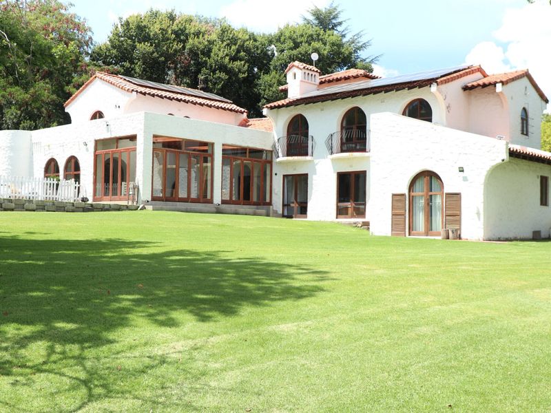 Exclusive Luxury Family Residence on Expansive Grounds with a Private Tennis Court - Photo 10