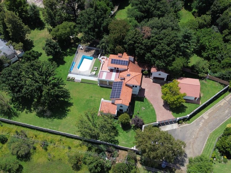 Exclusive Luxury Family Residence on Expansive Grounds with a Private Tennis Court - Photo 8