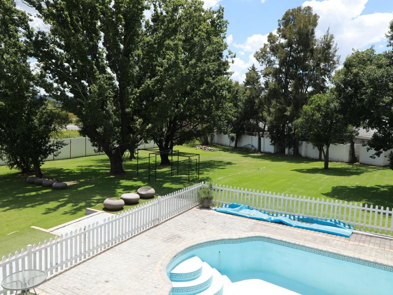 Exclusive Luxury Family Residence on Expansive Grounds with a Private Tennis Court - Photo 7