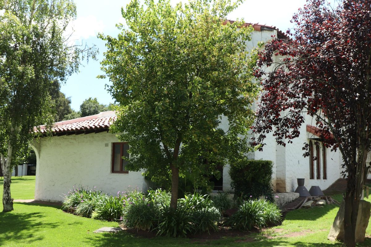 Exclusive Luxury Family Residence on Expansive Grounds with a Private Tennis Court - Photo 4