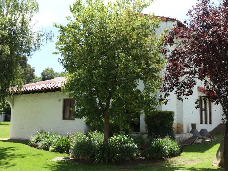 Exclusive Luxury Family Residence on Expansive Grounds with a Private Tennis Court - Photo 4