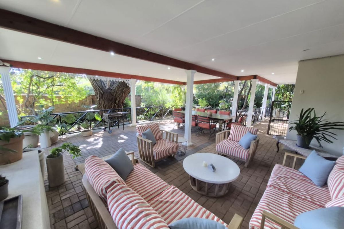 Elegant Family Home on large 1487m2 Corner Stand - Photo 3