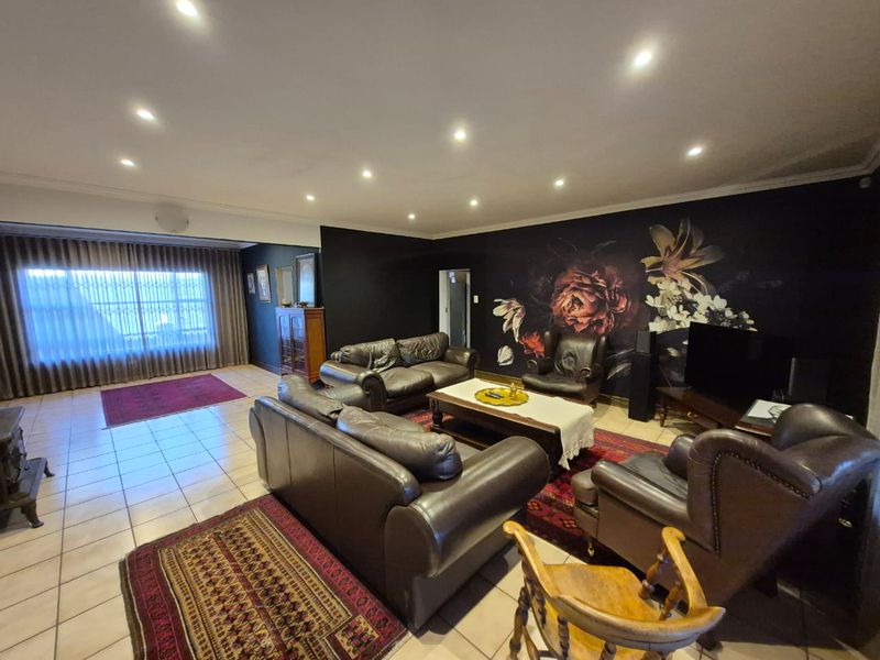 Elegant Family Home on large 1487m2 Corner Stand - Photo 5