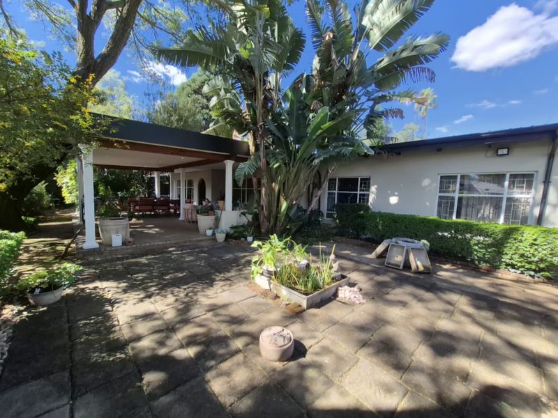 Elegant Family Home on large 1487m2 Corner Stand - Photo 2