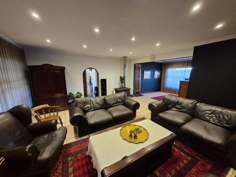 Elegant Family Home on large 1487m2 Corner Stand - Photo 6