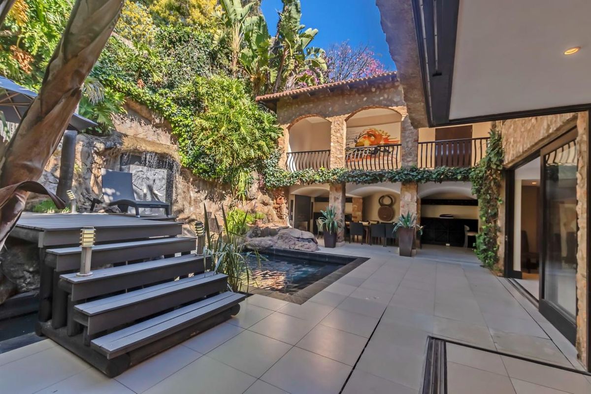 FURNISHED: Elegant 5 Bedroom home in Houghton - Photo 3