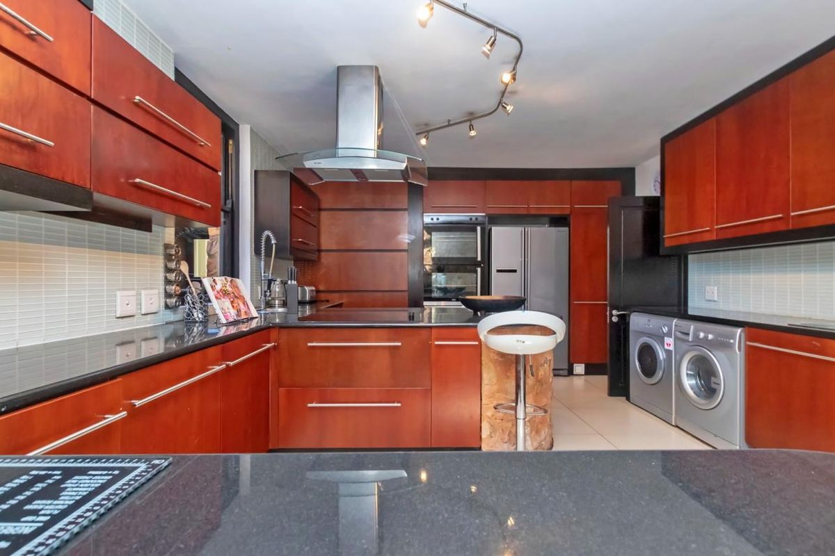 FURNISHED: Elegant 5 Bedroom home in Houghton - Photo 5