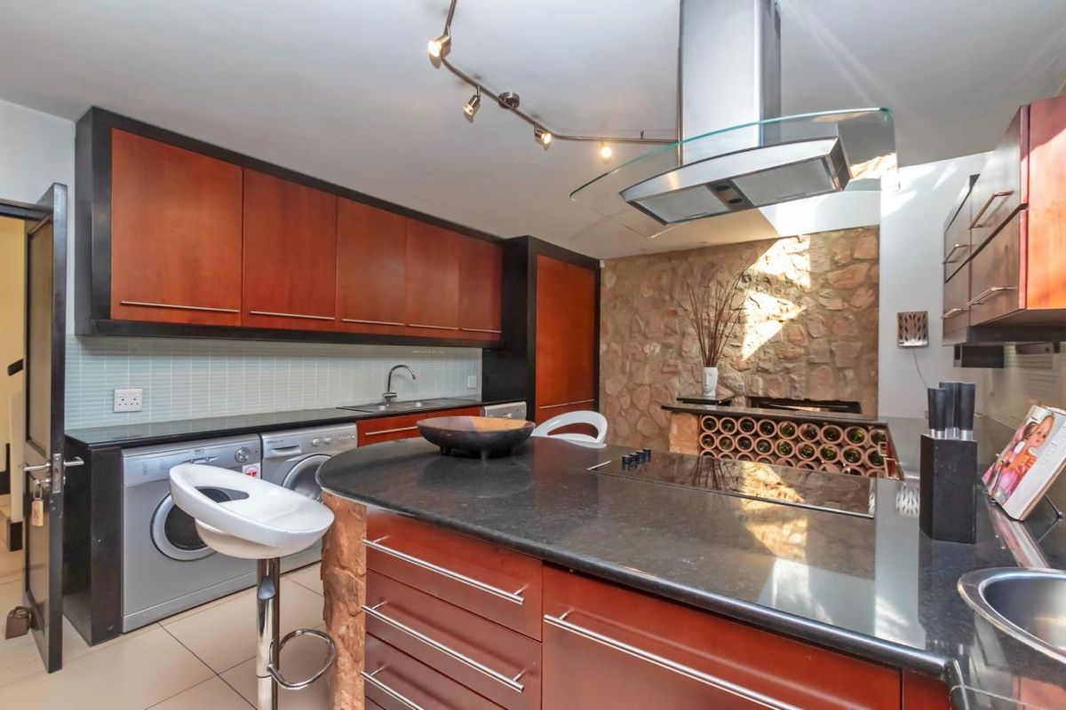 FURNISHED: Elegant 5 Bedroom home in Houghton - Photo 4