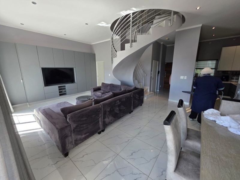FURNISHED | Exclusive 3-Bedroom Duplex with Panoramic Sandton Views - Photo 4