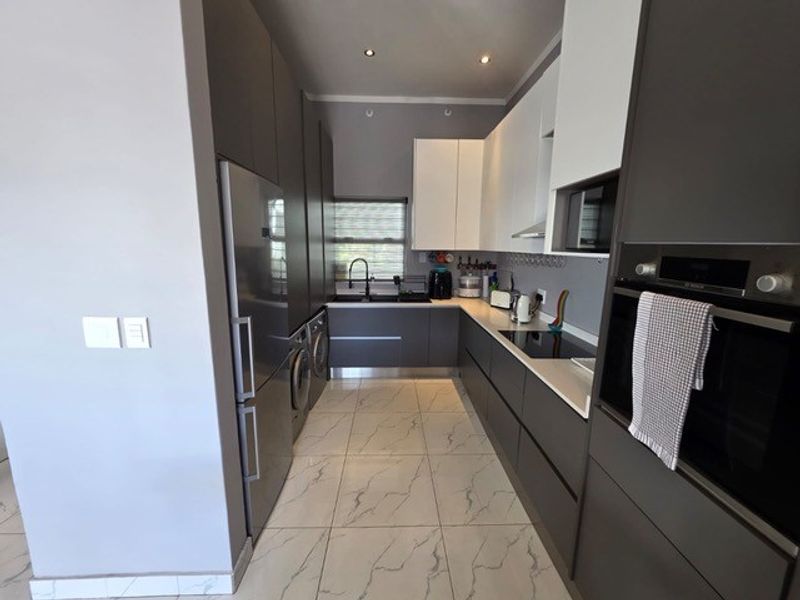 FURNISHED | Exclusive 3-Bedroom Duplex with Panoramic Sandton Views - Photo 3
