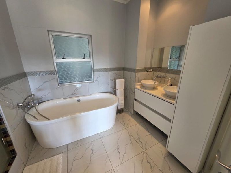 FURNISHED | Exclusive 3-Bedroom Duplex with Panoramic Sandton Views - Photo 8