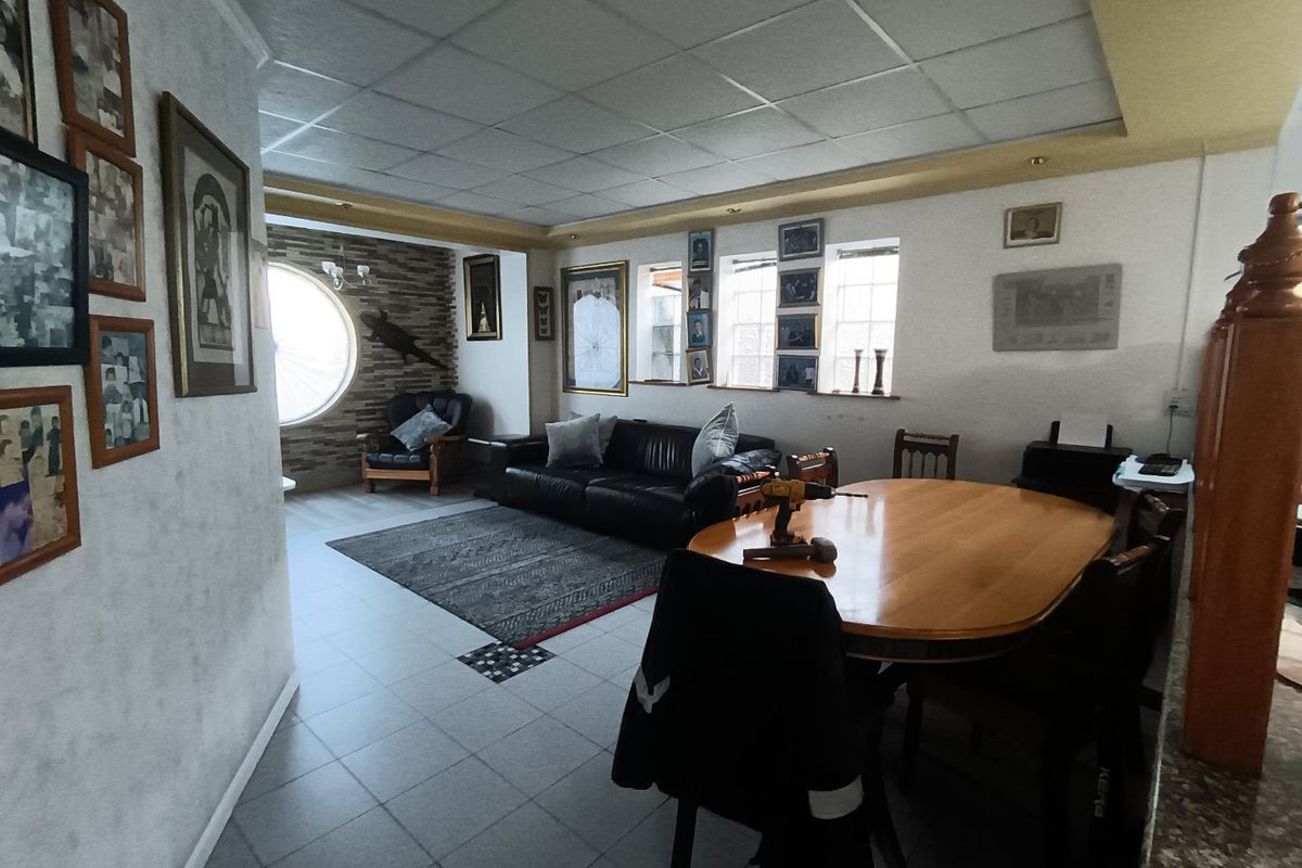 Maitland investment property/family home with flatlets and secure grounds - Photo 5