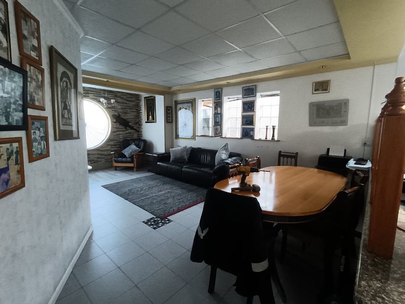 Maitland investment property/family home with flatlets and secure grounds - Photo 5