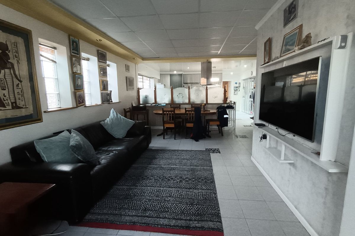 Maitland investment property/family home with flatlets and secure grounds - Photo 3