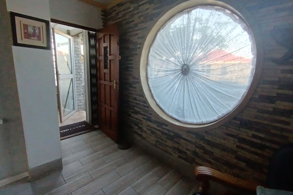 Maitland investment property/family home with flatlets and secure grounds - Photo 2