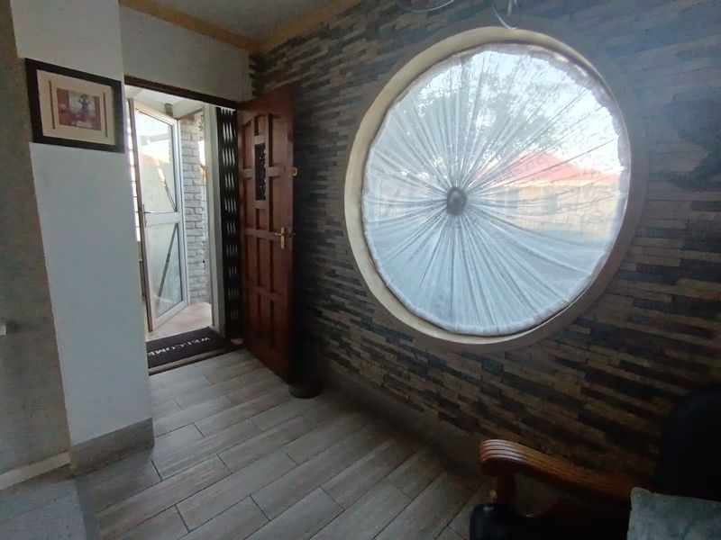 Maitland investment property/family home with flatlets and secure grounds - Photo 2