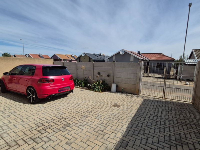 Smart 2-Bed Home in Sky City with Secure Parking - Photo 5