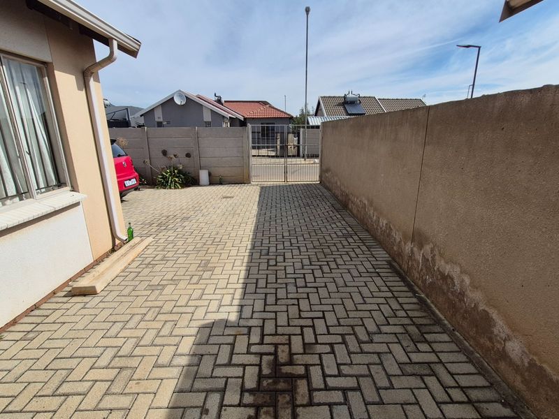 Smart 2-Bed Home in Sky City with Secure Parking - Photo 6