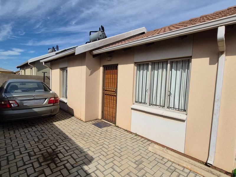 Smart 2-Bed Home in Sky City with Secure Parking - Photo 4