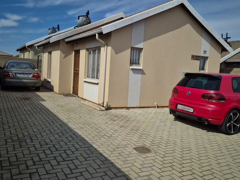 Smart 2-Bed Home in Sky City with Secure Parking - Photo 2