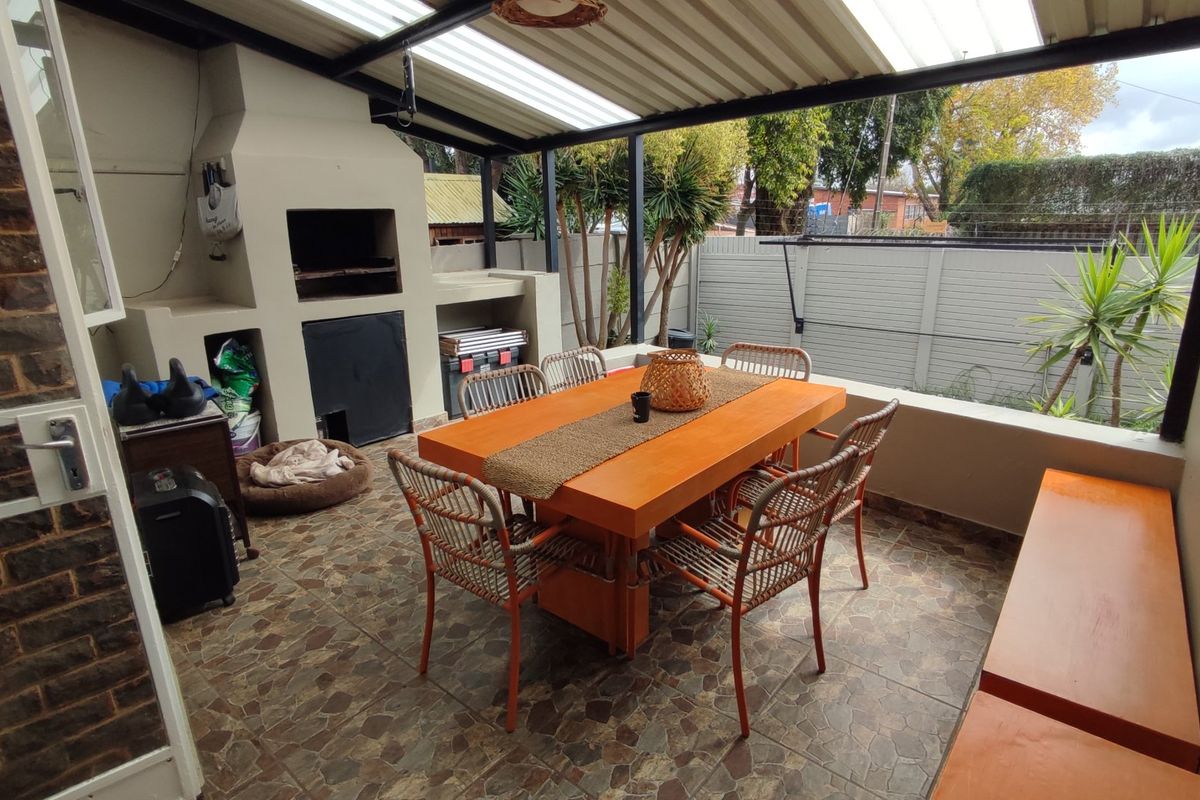 Modern Move-In Ready 3 bedroom Duplex with Stunning Entertainment Area - Photo 4