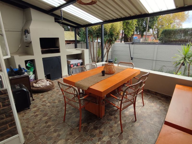 Modern Move-In Ready 3 bedroom Duplex with Stunning Entertainment Area - Photo 4