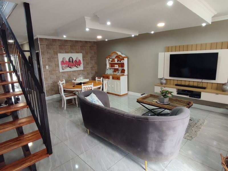 Modern Move-In Ready 3 bedroom Duplex with Stunning Entertainment Area - Photo 2