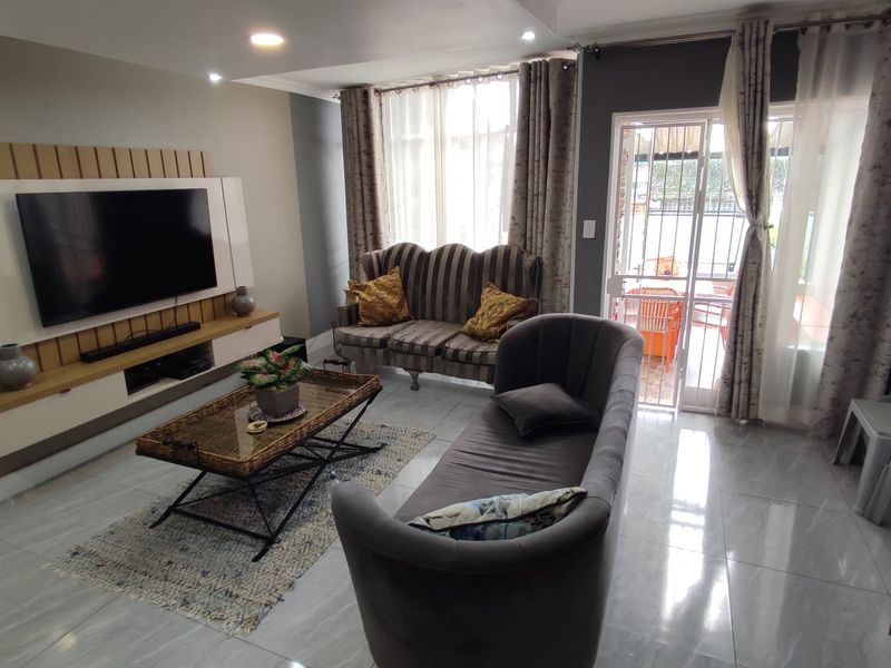 Modern Move-In Ready 3 bedroom Duplex with Stunning Entertainment Area - Photo 3