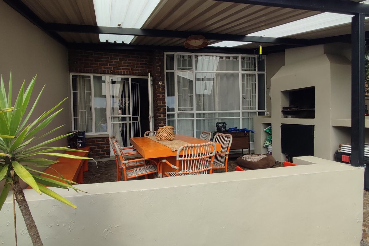 Modern Move-In Ready 3 bedroom Duplex with Stunning Entertainment Area - Photo 5