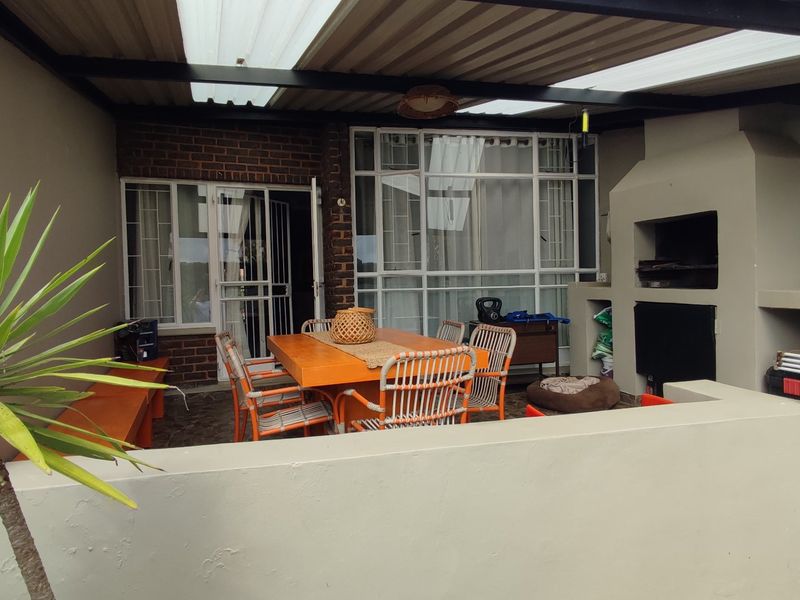 Modern Move-In Ready 3 bedroom Duplex with Stunning Entertainment Area - Photo 5