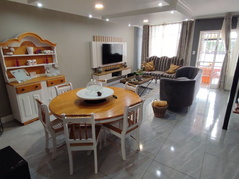 Modern Move-In Ready 3 bedroom Duplex with Stunning Entertainment Area - Photo 7