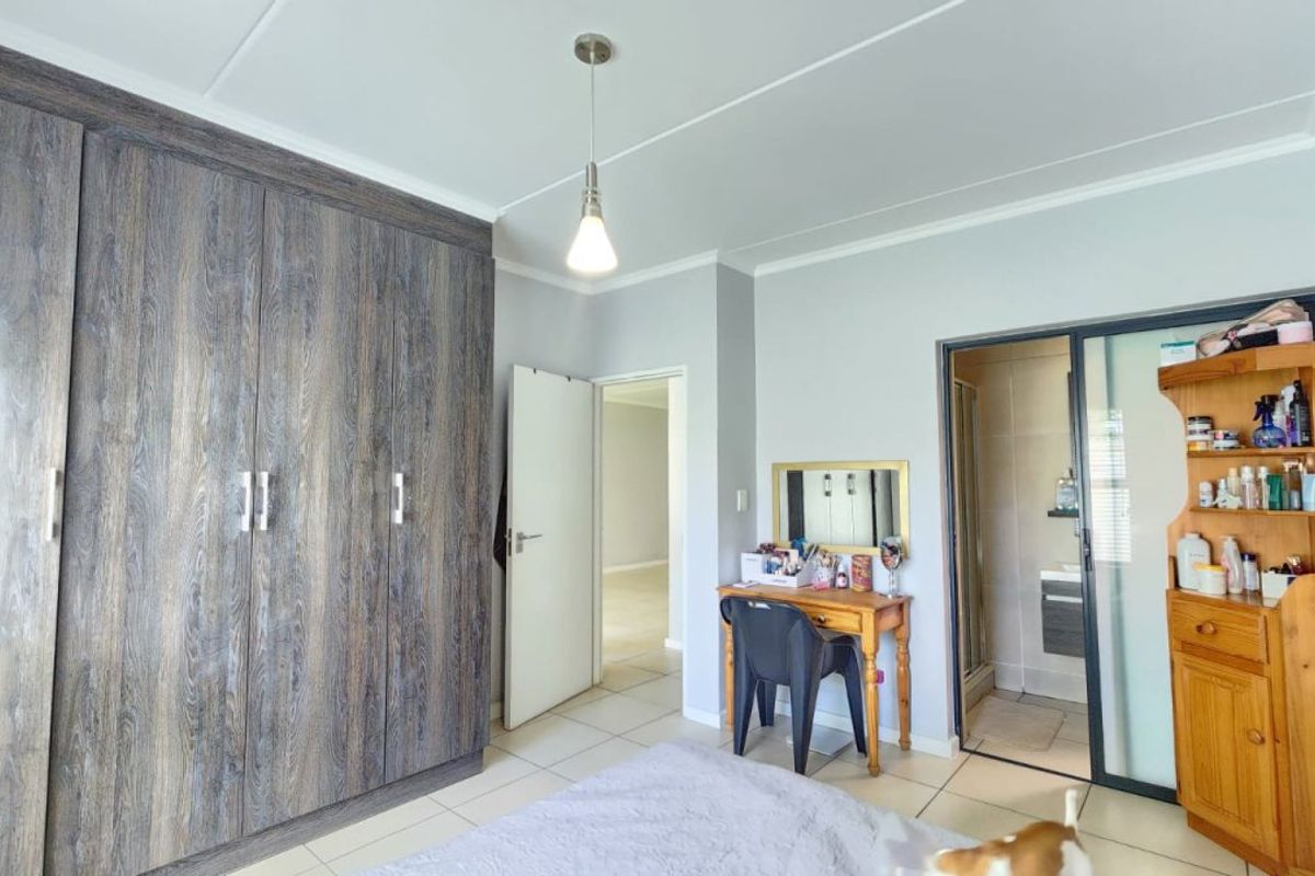 Modern Pet-Friendly Townhouse with Pool & Braai Area! - Photo 3