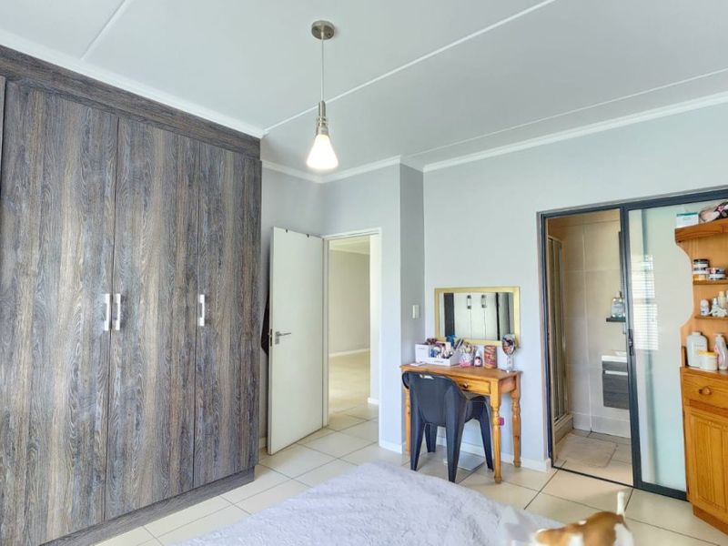 Modern Pet-Friendly Townhouse with Pool & Braai Area! - Photo 3