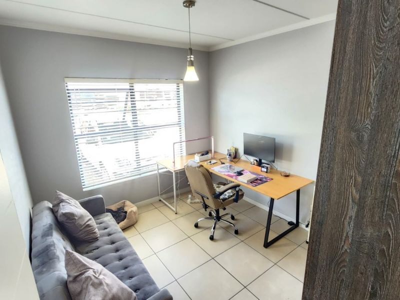 Modern Pet-Friendly Townhouse with Pool & Braai Area! - Photo 5
