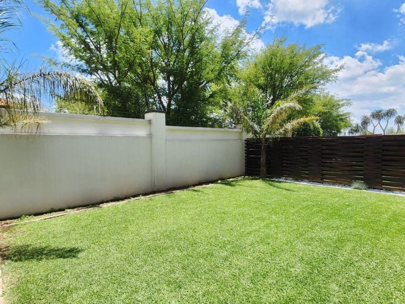 Modern Pet-Friendly Townhouse with Pool & Braai Area! - Photo 2