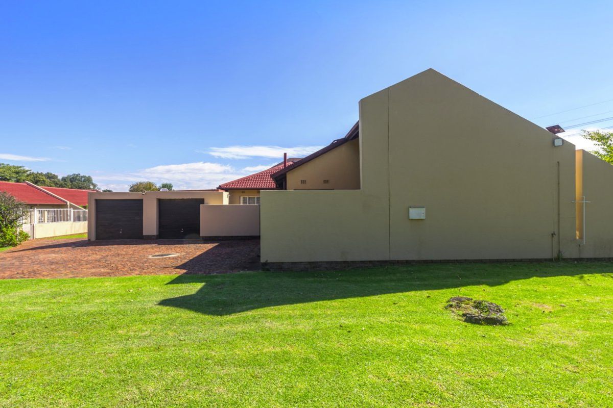Spacious Corner Townhouse with Double Garage & Extra Parking! - Photo 3