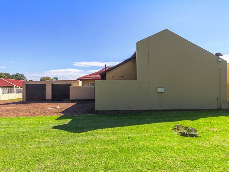 Spacious Corner Townhouse with Double Garage & Extra Parking! - Photo 3