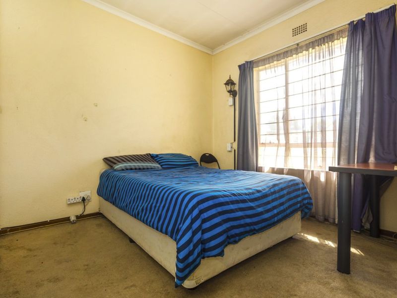 Spacious Corner Townhouse with Double Garage & Extra Parking! - Photo 9