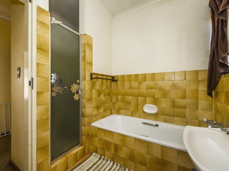 Spacious Corner Townhouse with Double Garage & Extra Parking! - Photo 6